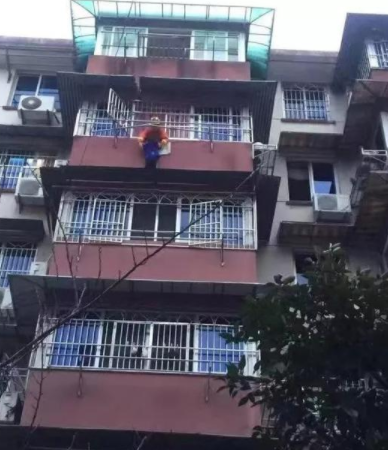 5岁男孩悬在5楼