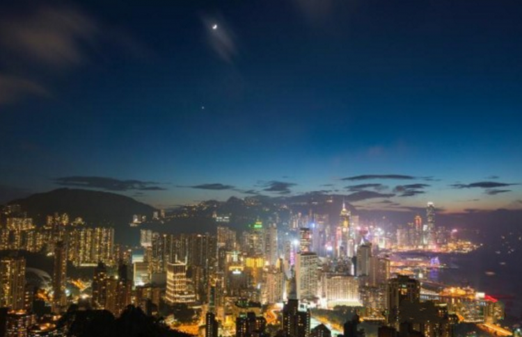 香港夜空上演“双星伴月” 金星木星与月亮构成罕见天文景观